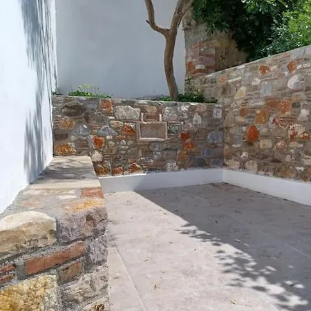 Petite Suite With Backyard. Mytilene Exterior photo