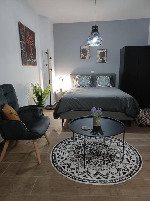 Petite With Backyard. Apartment *